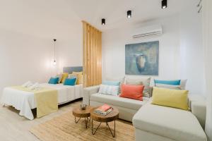 ein Wohnzimmer mit zwei Betten und einer Couch in der Unterkunft Rental Holidays Apartment in Alcúdia + 18 Fotos