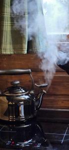 - une théière sur une cuisinière avec fumée dans l'établissement The Kottage, à Oostkapelle