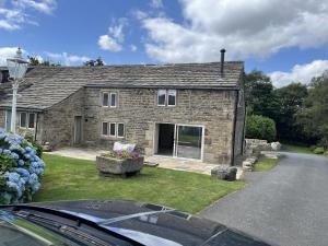 une maison en briques avec une voiture garée devant dans l'établissement Berristall Head Farm Cottage, à Purmerend
