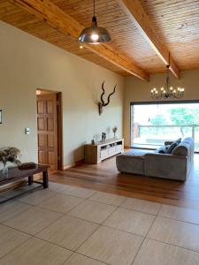 sala de estar amplia con sofá y mesa en Forestiva Farm - Mountain Retreat, en Centurion 39 fotos más