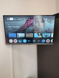 TV a/nebo společenská místnost v ubytování F.A.M. ROOMS