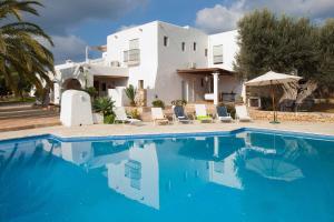 Villa con piscina frente a una casa en Can Luc, en Ibiza