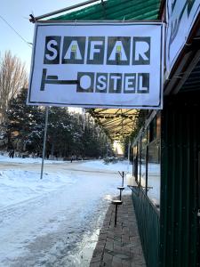 una señal de un objeto saarinen colgando de un edificio en Safar hostel, en Karakol 17 fotos más