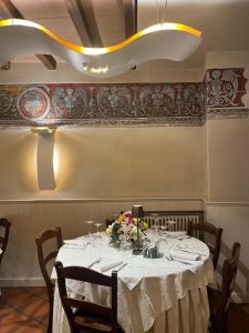 Restoran või mõni muu söögikoht majutusasutuses Albergo Commercio - Ristorante Mas-cì