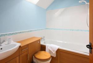 ein Badezimmer mit Waschbecken, Toilette und Badewanne in der Unterkunft Orchard Cottage Cheshire in Rainow