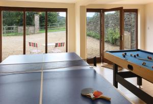 eine Tischtennisplatte im Wohnzimmer in der Unterkunft Orchard Cottage Cheshire in Rainow