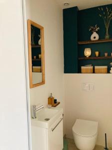 a bathroom with a white sink and a toilet at MAZET RÉNOVE Golfe de st TROPEZ in Cogolin