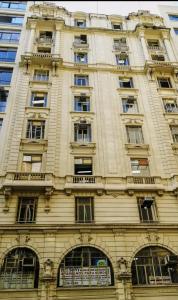a tall building with lots of windows on it at Metrô República SP Apartamento in Sao Paulo