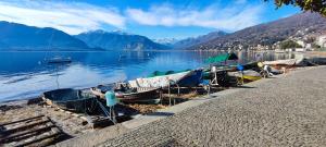 a group of boats parked on the shore of a lake at Tominettihome in Verbania