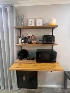 una mesa de madera con un microondas encima en Nahoon View, King Room, en East London