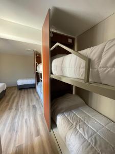 Postel nebo postele na pokoji v ubytování Nómade Hostel mdz