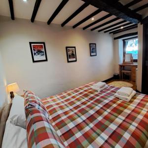 una camera da letto con un letto con due asciugamani sopra di Oakside Cottage Braithwaite a Braithwaite