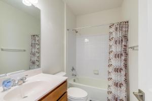 Ảnh trong thư viện ảnh của Balcony and Pool Access Modern Gainesville Home ở Gainesville