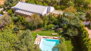 een luchtfoto van een huis met een zwembad bij Laranjal Farm House in Moncarapacho +39 foto's