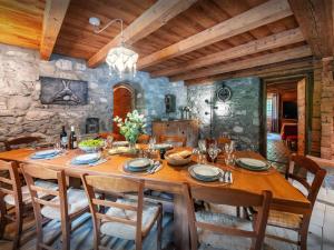 een eetkamer met een houten tafel en stoelen bij La Ferme du Cortet - OVO Network in Thônes