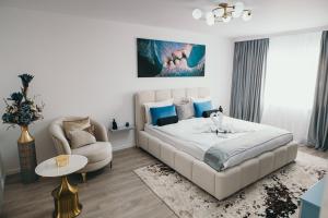 a living room with a bed and a couch at Exclusiv Est One in Drobeta-Turnu Severin