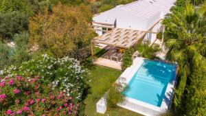 een luchtfoto van een huis met een zwembad bij Laranjal Farm House in Moncarapacho