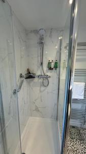 Bilik mandi di 3 Bed Garden Spa Cottage +36 gambar