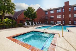 Bazén v ubytování Residence Inn Dallas Addison/Quorum Drive nebo v jeho okolí