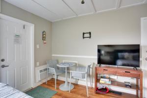 โทรทัศน์และ/หรือระบบความบันเทิงของ Walk to Shore Wildwood Crest Studio with Pool View!