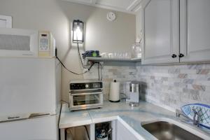 ครัวหรือมุมครัวของ Walk to Shore Wildwood Crest Studio with Pool View!