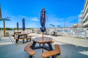 ระเบียงหรือลานระเบียงของ Walk to Shore Wildwood Crest Studio with Pool View!