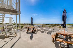 ระเบียงหรือลานระเบียงของ Walk to Shore Wildwood Crest Studio with Pool View!