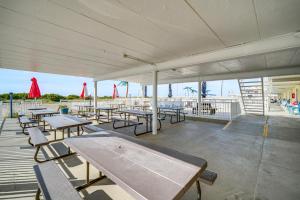 ระเบียงหรือลานระเบียงของ Walk to Shore Wildwood Crest Studio with Pool View!