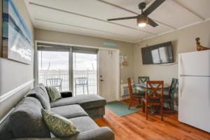 Χώρος καθιστικού στο Beachfront Condo in Wildwood Crest with Pool Access!