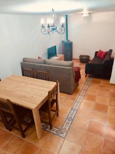 un salon avec une table et un canapé dans l'établissement Casa Rural Camino de la Fuente, à Teroleja 40 autres photos