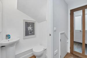 Bilik mandi di 7D Albert St - sleeps 4 guests with parking on request +18 gambar