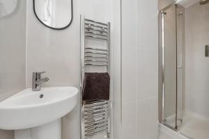 Kamar mandi di 7D Albert St - sleeps 4 guests with parking on request