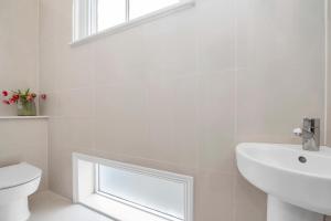 Kamar mandi di 7D Albert St - sleeps 4 guests with parking on request