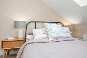 Tempat tidur dalam kamar di 7D Albert St - sleeps 4 guests with parking on request