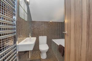 Kamar mandi di 7D Albert St - sleeps 4 guests with parking on request