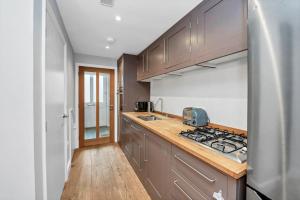 Dapur atau dapur kecil di 7D Albert St - sleeps 4 guests with parking on request