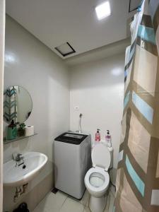 Un baño de 2BR Fully Furnished Condo Unit near SM Fairview