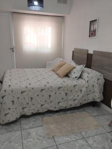 En eller flere senge i et værelse på MENDOZA ESTUDIO URBANO con CHECK IN AUTONOMO y AIRE ACONDICIONADO, Departamento comodo en Mendoza Capital centrico, excelente ubicacion + 9 billeder