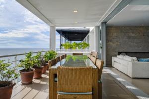 a balcony with a table and chairs and the ocean at Duplex de lujo in Same