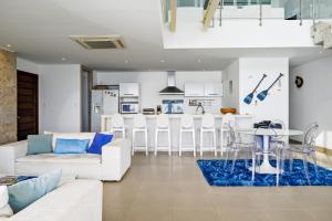 a living room with a white couch and a table at Duplex de lujo in Same