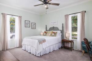 Ένα ή περισσότερα κρεβάτια σε δωμάτιο στο River Access Firefly Grove Main and Guest Houses +35 φωτογραφίες