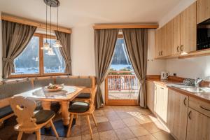 Η κουζίνα ή μικρή κουζίνα στο Residence Cesa Ladina