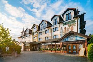 ein großes Gebäude mit Akritkrit-Zentrum davor in der Unterkunft Best Western Hotel Brunnenhof in Weibersbrunn