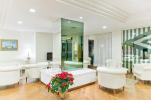 Телевизор и/или развлекательный центр в Hotel City