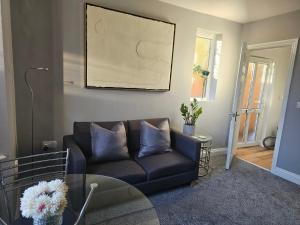 Posezení v ubytování The Perfect Central Woking Apartment Free Parking & Garden - Business & Leisure