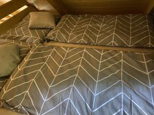 Tempat tidur dalam kamar di Tiny Resort Chotěvice 2 +35 foto