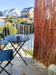 a table and chairs on a patio next to a fence at Das Coming Home in Baunatal in Baunatal