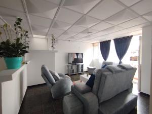 TV a/nebo společenská místnost v ubytování Serene Home