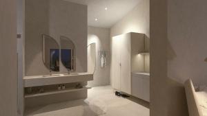 ein Badezimmer mit zwei Waschbecken und einem Spiegel in der Unterkunft ANETSEDER Landhotel & Lofts in Thyrnau