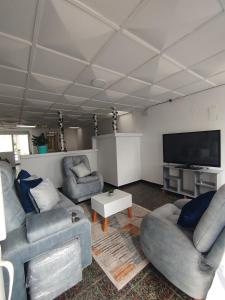 TV a/nebo společenská místnost v ubytování Serene Home